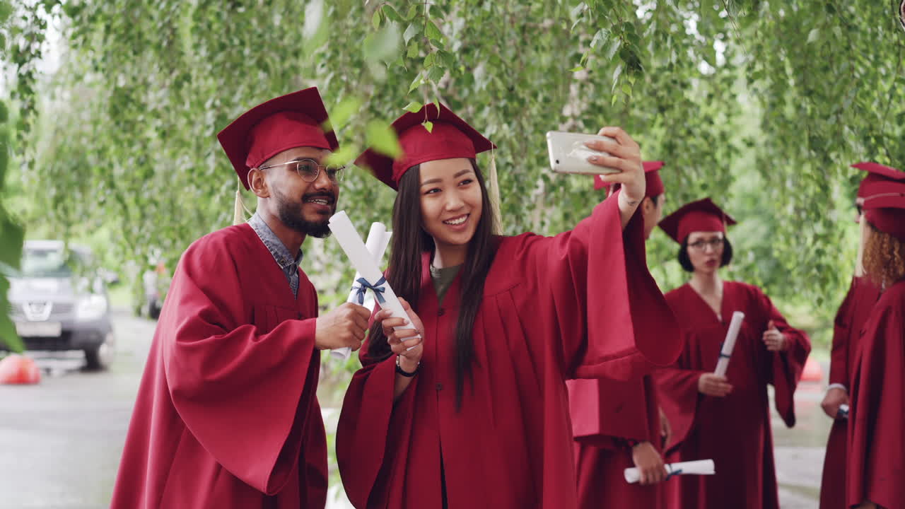 Selfie di laurea con gli amici
