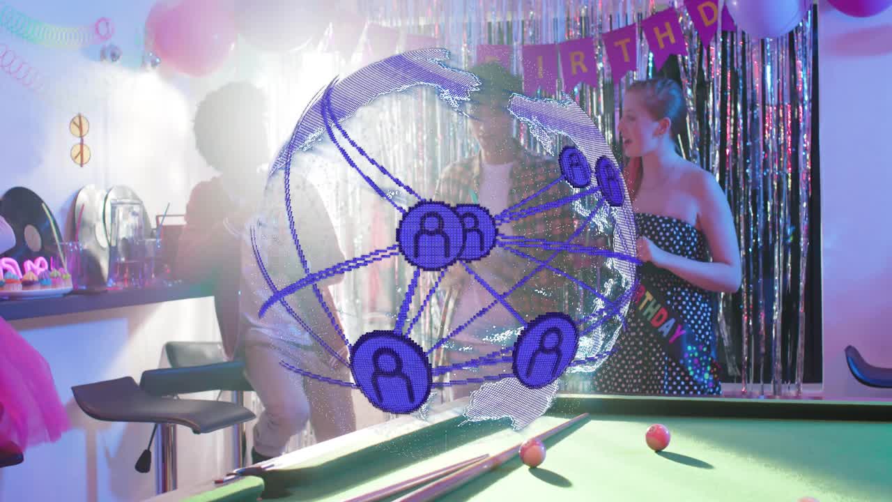 Donna con tutù rosa guarda un globo AR che appare, si avvicina al tavolo da biliardo, afferra una stecca per il compleanno