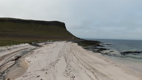 Playa-De-Arena-Blanca-Y-Paisaje-Montañoso,-Fiordos-Del-Oeste,-Islandia