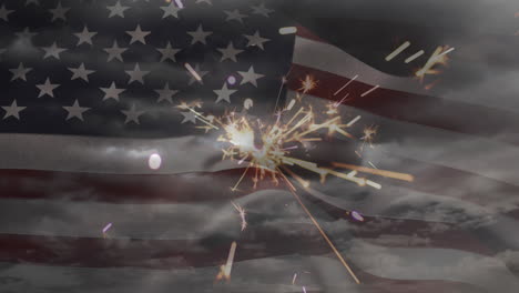 animación de brillantes chispas y nubes en el cielo sobre la bandera estadounidense
