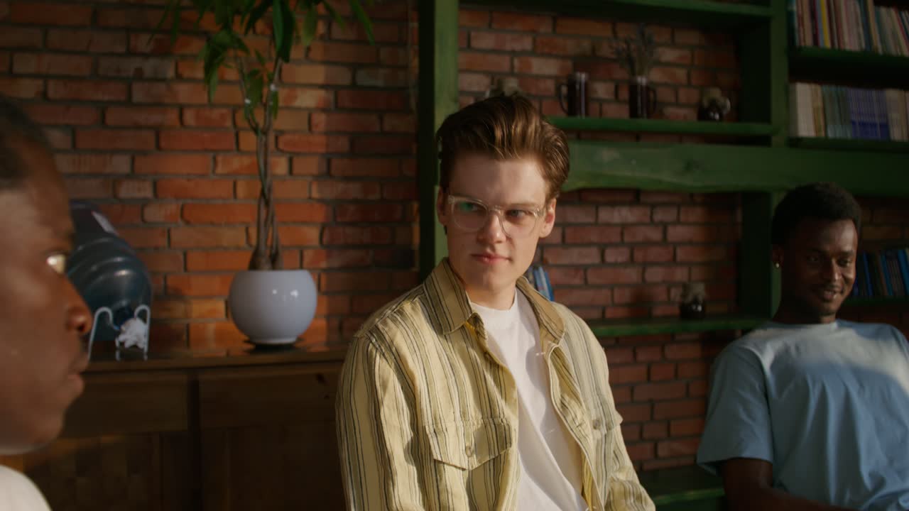 카페에서 대화를 나누는 젊은 성인 그룹