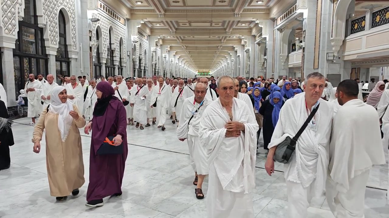 Pellegrini che camminano attraverso il corridoio della Grande Moschea alla Mecca