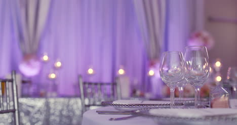 mesa decorada de lujo para la cena de bodas 9