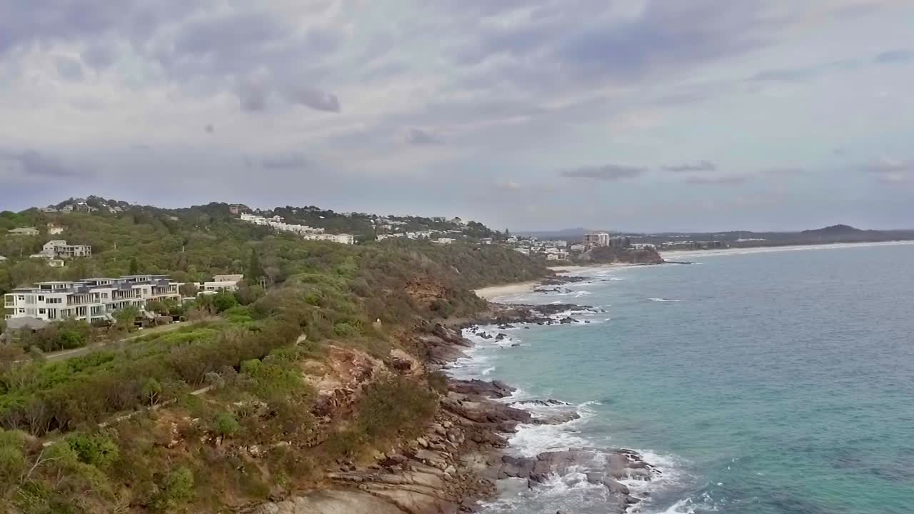 공중 드론 은 천천히 내려오는 모습 으로 구름 이 가득 한 하늘 과 함께 쿨럼 에 있는 거친 해안 을 찍는다