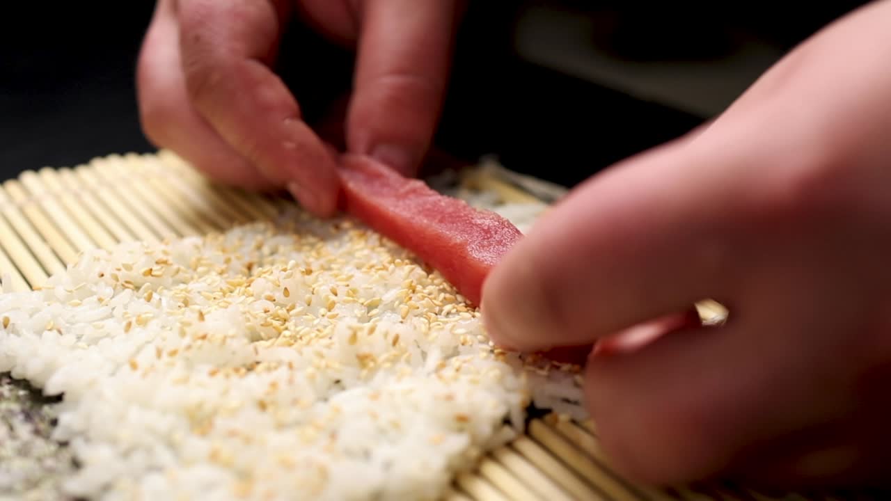 haciendo sushi con atún