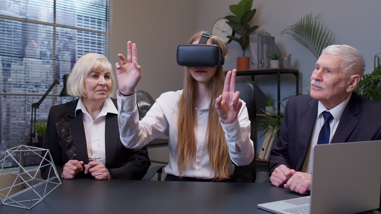 Женщина в очках виртуальной реальности тестирует 3D-приложение для VR-шлема, пока коллеги ее поддерживают
