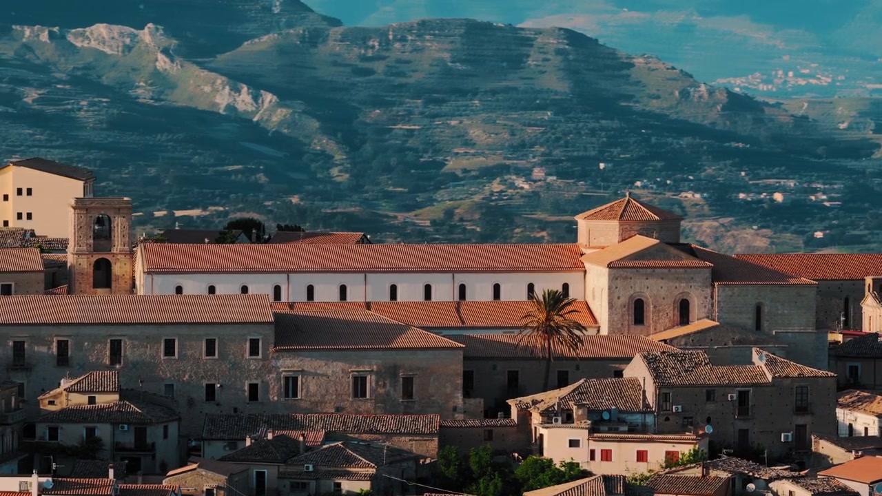 Vista Panoramica di un Borgo Storico Italiano con una Chiesa e Tetti in Terracotta