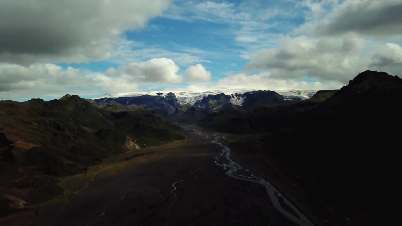 vista panorámica aérea del paisaje de un río que fluye a través de un valle, en el área de fimmvörðuháls, islandia