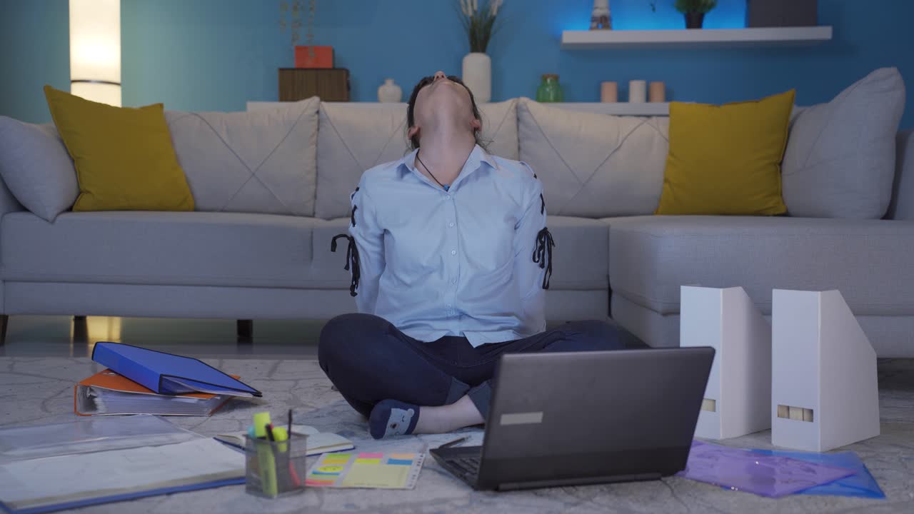 홈 오피스 워커 여성이 편안하고 평화롭게 일하고 있습니다.