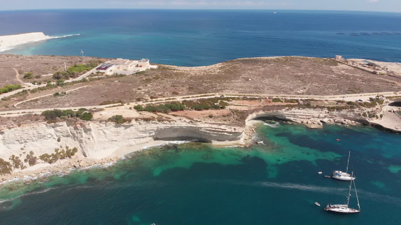 video aéreo de drones del este de malta, área de marsaxlokk, bahía de il-hofra l-kbira
