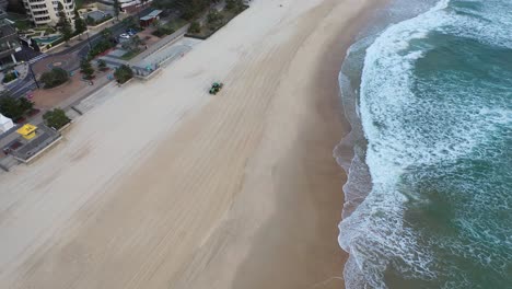 Traktor-Reinigt-Den-Strandsand-Im-Surferparadies