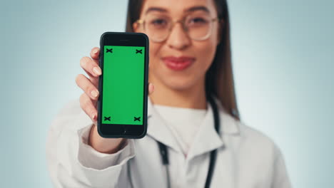 médico, mujer mostrando el teléfono