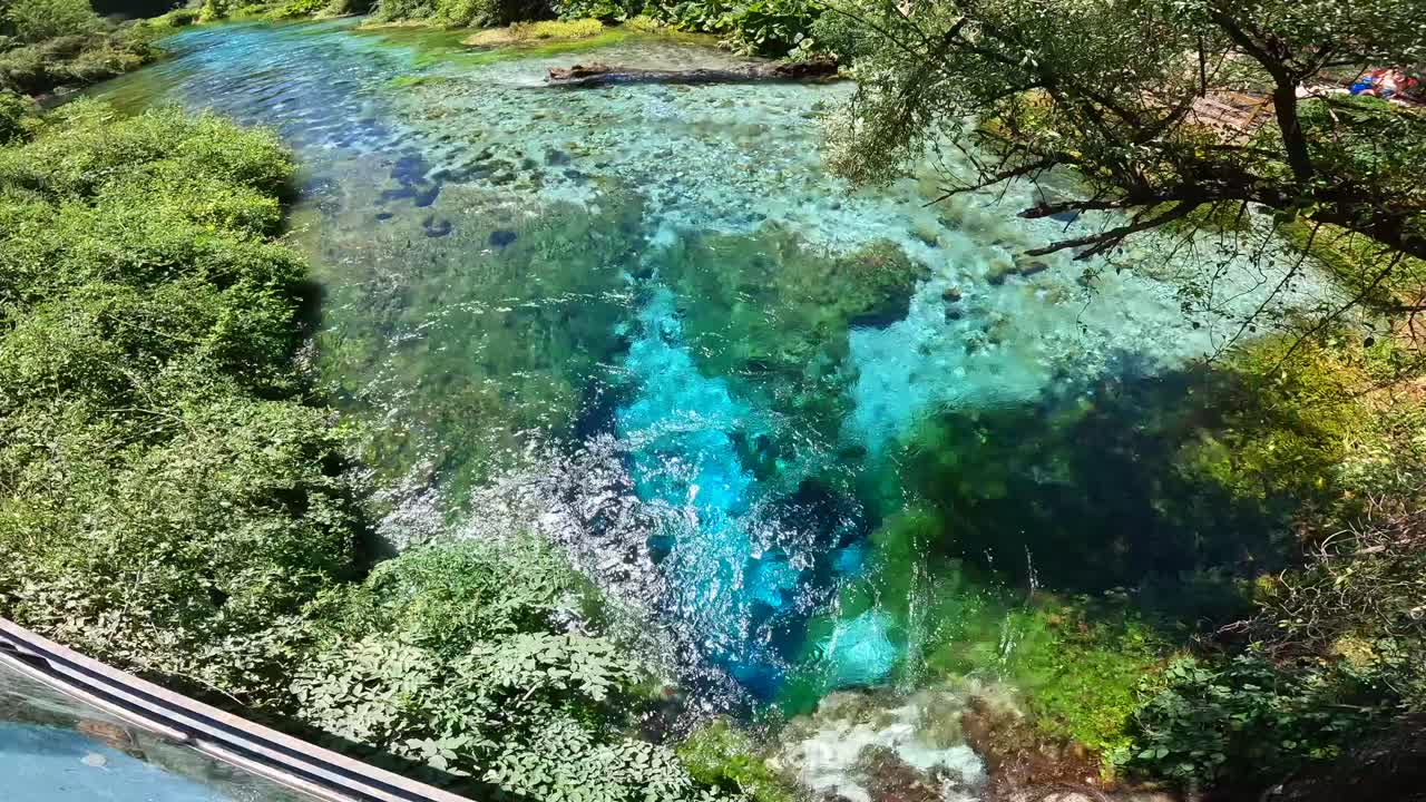 Lam thắng cảnh Blue Eye ở Albania