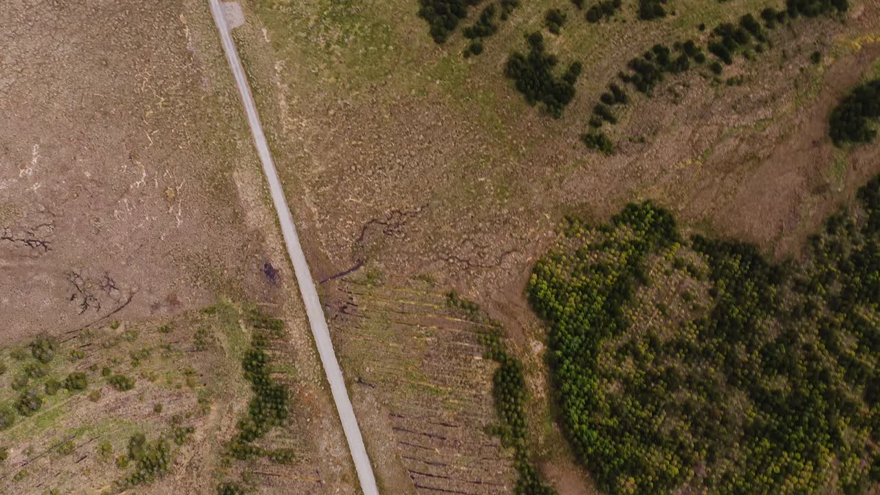 drone disparado inclinado desde una turbina eólica revelando la ciudad de stornoway