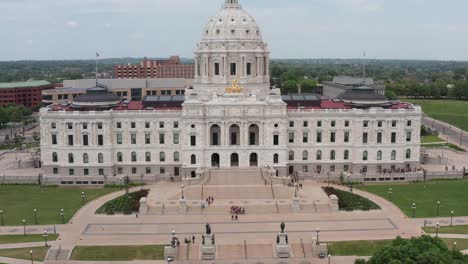 Toma-Aérea-Del-Carro-Inclinándose-Hacia-El-Edificio-Del-Capitolio-Del-Estado-De-Minnesota-En-Saint-Paul,-Minnesota