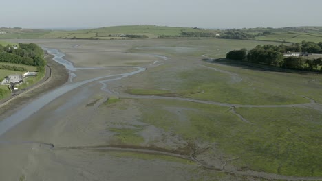 Luftaufnahme-Der-Großen-Wattlagune-Bei-Ebbe-Und-Hügeligem-Ackerland