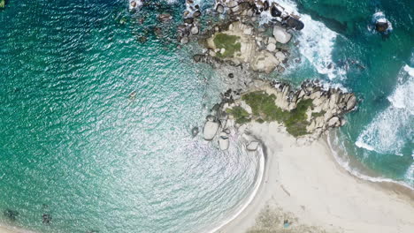 Fuego-A-Vista-De-Pájaro-De-Una-Playa-Exótica-En-Colombia.