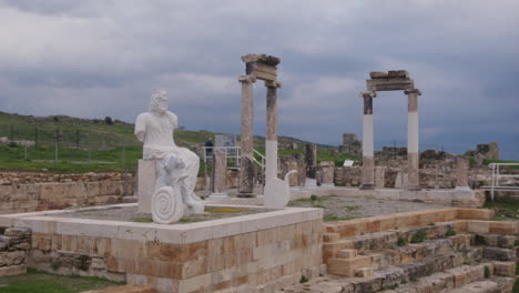 las ruinas de una estatua en hierápolis