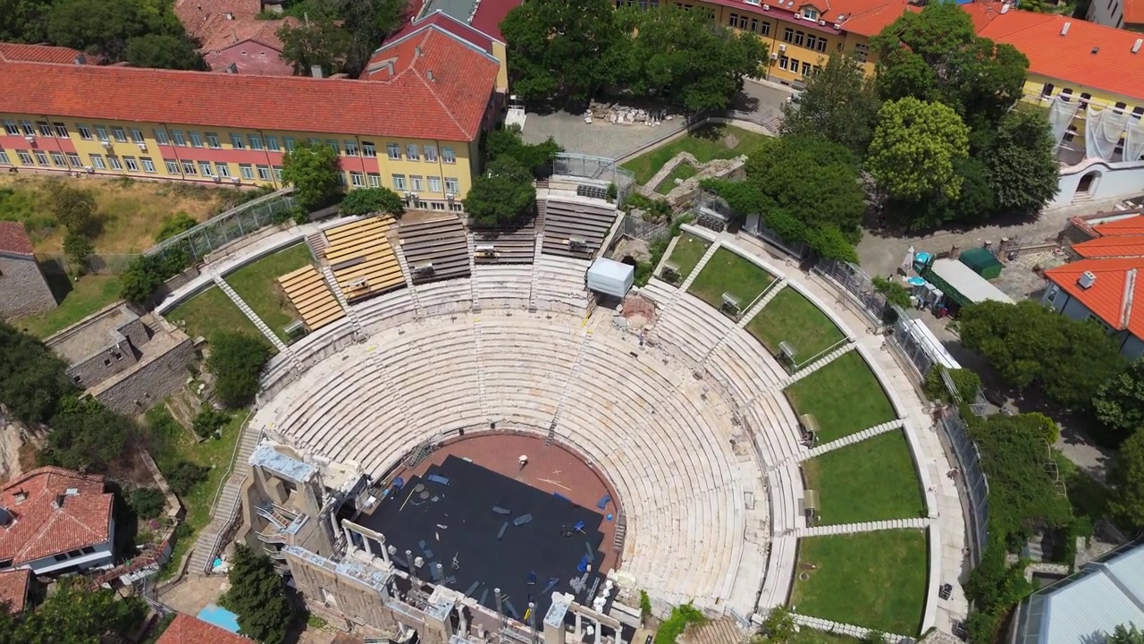 Romersk teater Plovdiv Bulgaria – luftfoto med drone av antikk arkitektur og historisk bylandskap