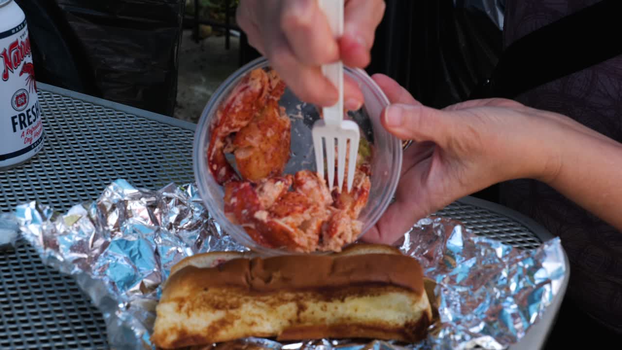 랍스터 롤 샌드위치용 롤빵에 랍스터 넣기