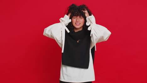 슬픈 젊은 여성은 복권 결과에 놀랐다, 나쁜 행운, 손실, 불행한 행운의 소식.