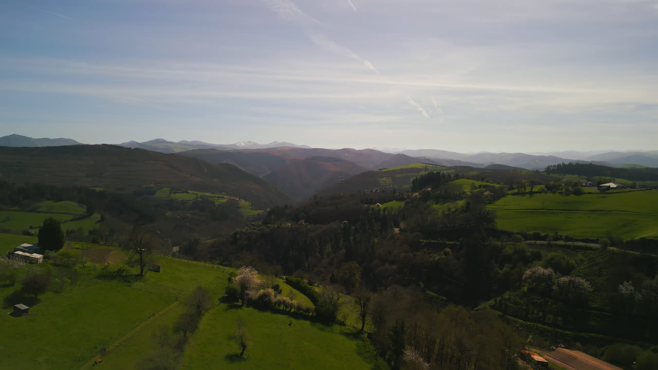 Vista aerea panoramica di verdi colline ondulate e valli