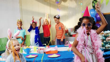 niños divirtiéndose durante la fiesta de cumpleaños 4k