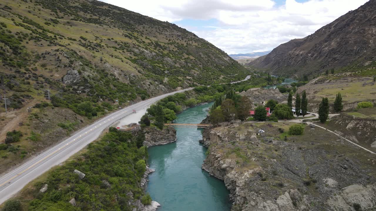 volando alrededor de un histórico pueblo minero en cromwell nueva zelanda