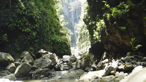 Toma-Estática-De-Una-Cascada-Escondida-Que-Conduce-A-Un-Río-En-Hawaii.