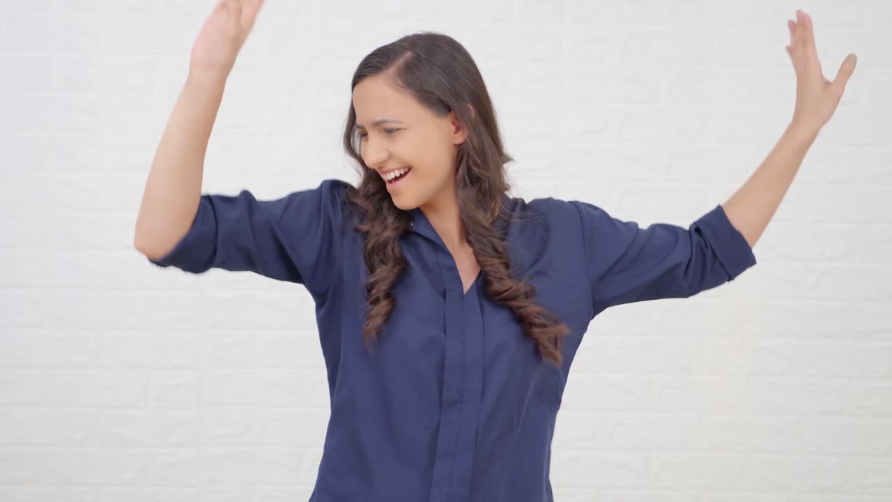 una joven india enérgica bailando