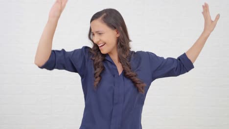 una joven india enérgica bailando