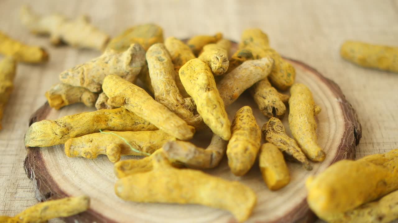 primer plano de la raíz de cúrcuma seca