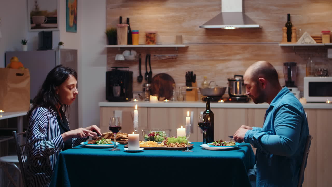 amantes cenando juntos