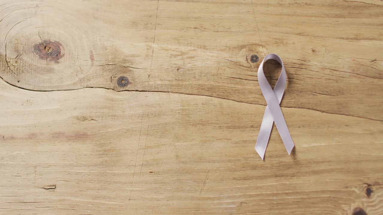 Video di nastro bianco per il cancro ai polmoni su sfondo di legno