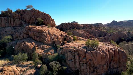 Extracción-Aérea-De-Cantos-Rodados-De-Roca-Roja-Cerca-De-Prescott,-Arizona