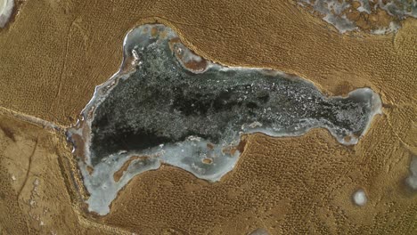 vista superior de un pantano helado en el río olfusa cerca de selfoss en el sur de islandia durante el invierno