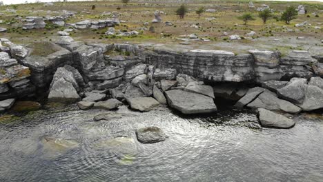 hermoso vuelo aéreo sobre la reserva natural de asunden, gotland suecia