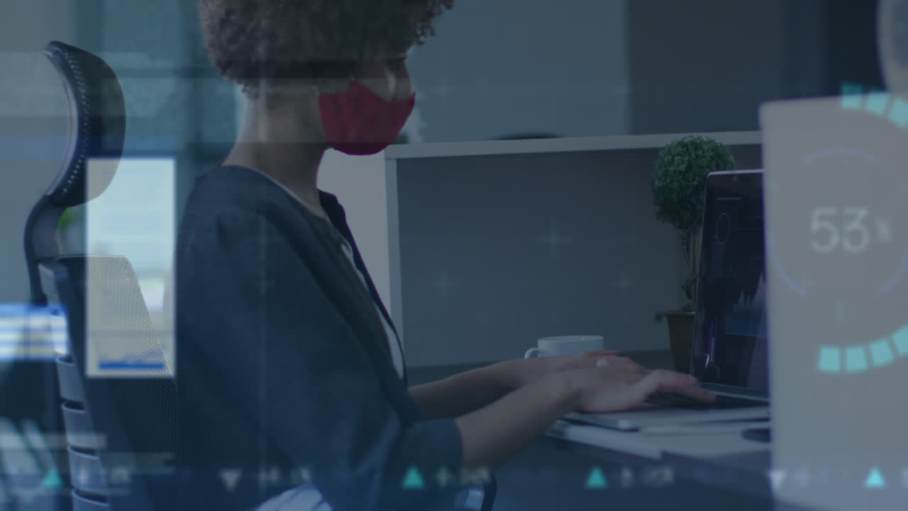 animación de procesamiento de datos sobre mujer de negocios biracial con máscara facial en la oficina