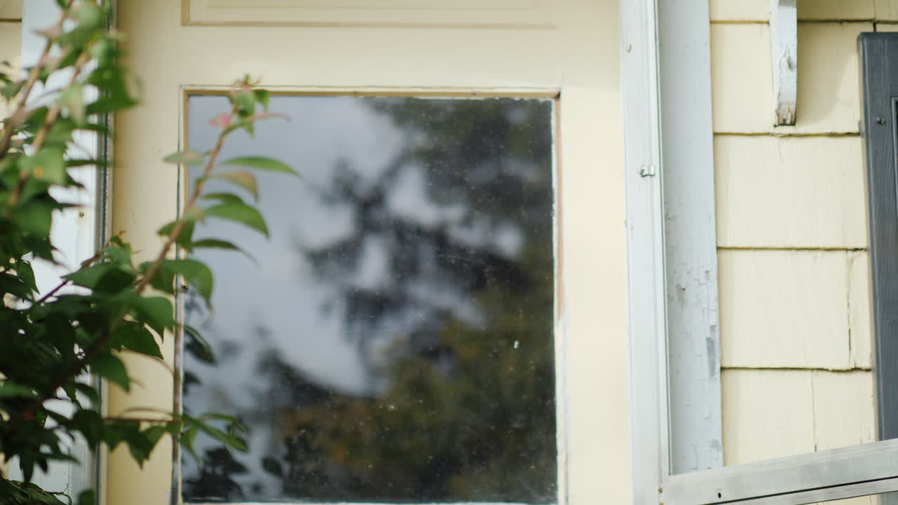 여자가 택배를 받는다