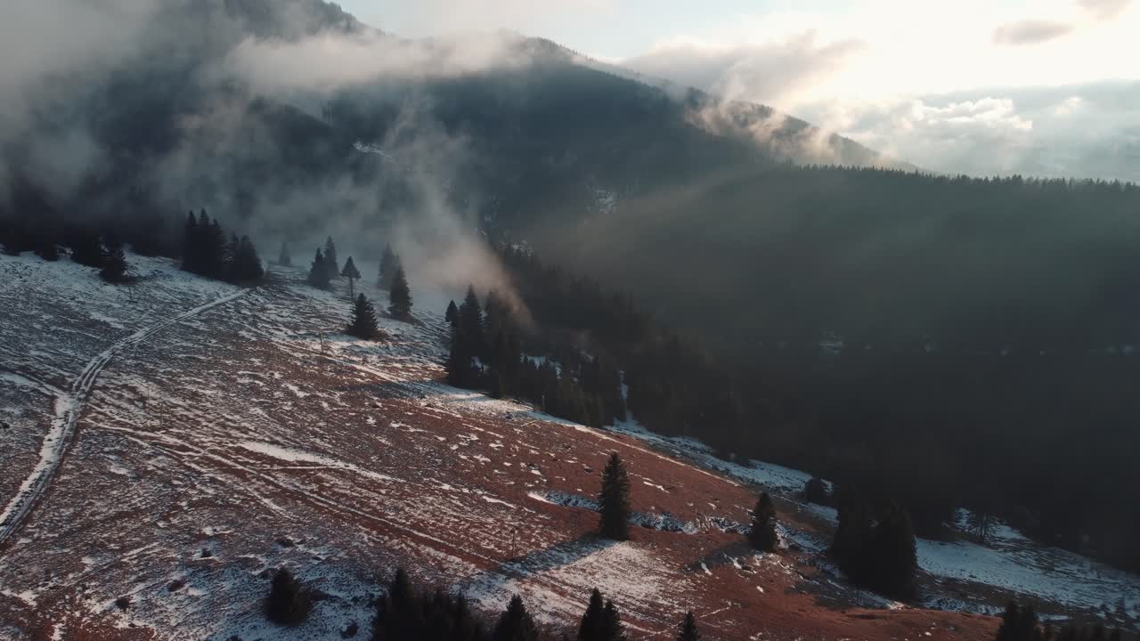 pueblo de bran en rumania, hogar del famoso "castillo de drácula" medieval en transilvania