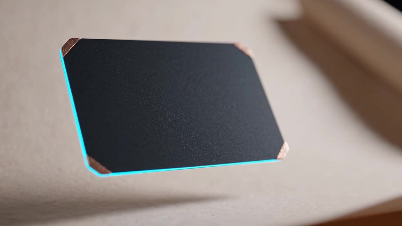 Una tarjeta negra elegante y moderna con bordes iluminados, que muestra un diseño y tecnología innovadores, flotando sobre una superficie lisa, perfecta para diversos usos.