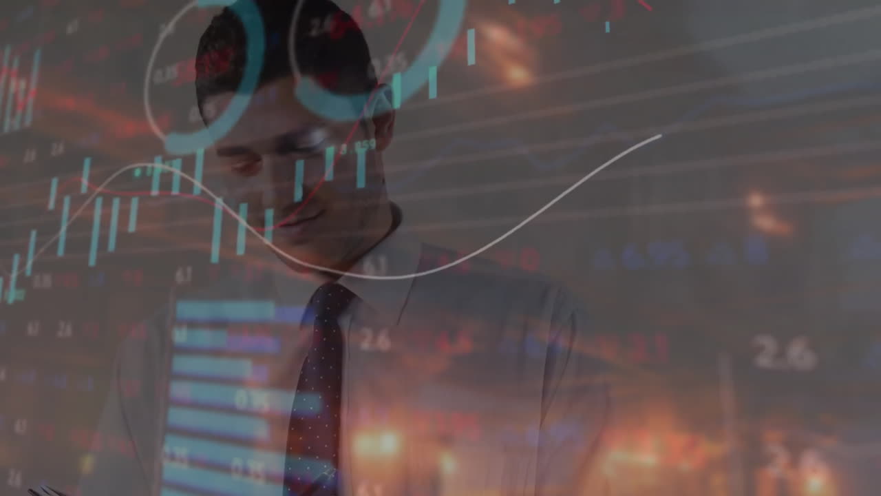 animación del procesamiento de datos sobre hombre de negocios biracial