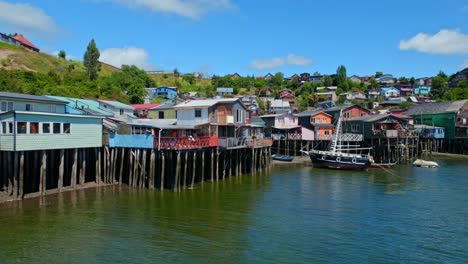 coloridas casas tradicionales en pilotes en castro, isla de chiloe, chile 4k drone flyover