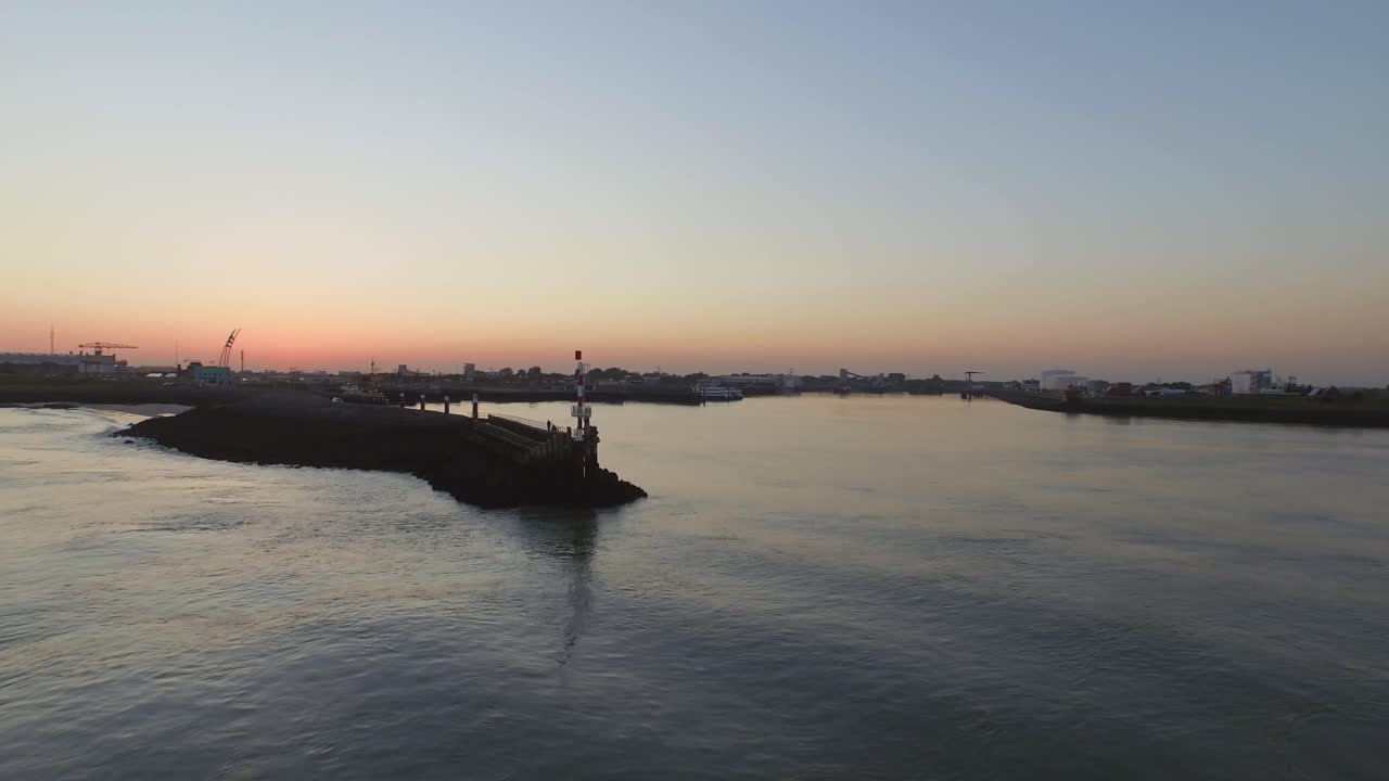 Gün Batımında Manzaralı Nehir
