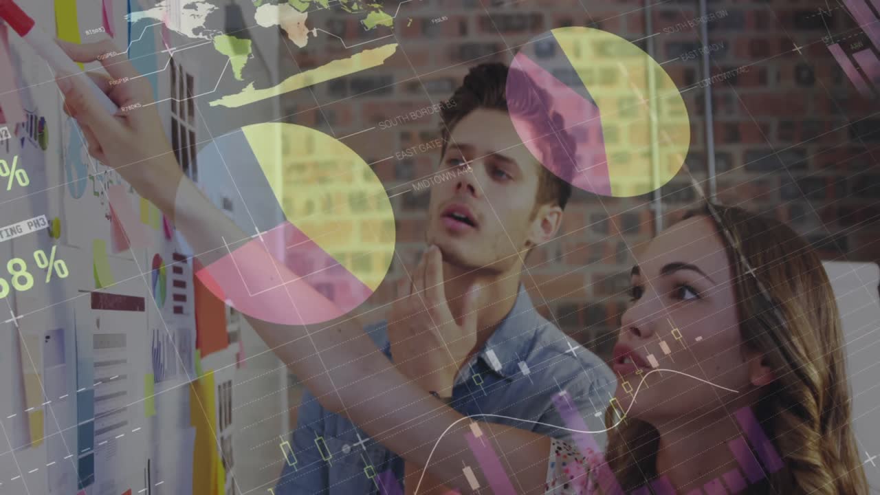 procesamiento de datos estadísticos contra diversos colegas masculinos y femeninos que discuten en la pizarra