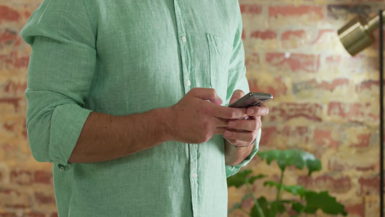 Uomo caucasico che usa il telefono