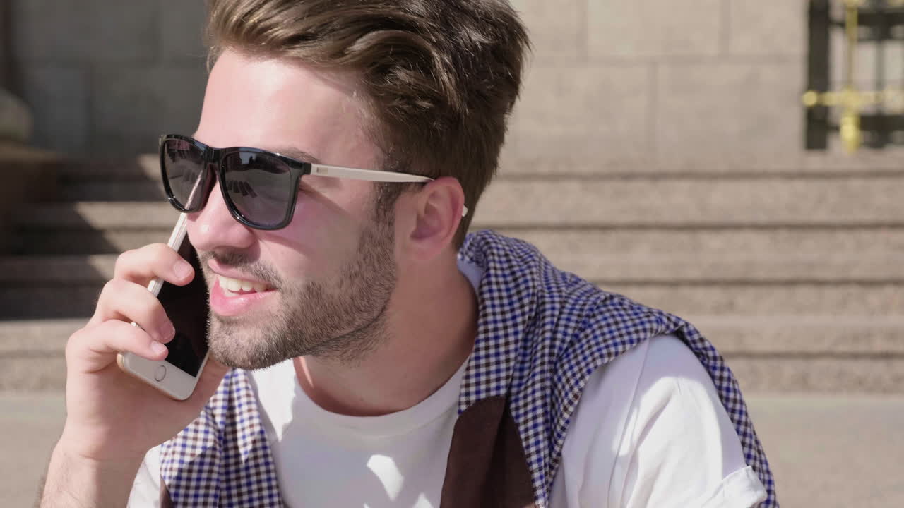 мужчина разговаривает по телефону на улице