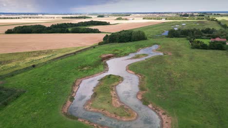 Imágenes-De-Vídeo-Aéreas-Capturan-Las-Marismas-De-Agua-Salada-A-Lo-Largo-De-La-Costa-De-Lincolnshire,-Mostrando-Aves-Marinas-En-Vuelo-Y-En-Las-Lagunas-Y-Lagos-Interiores.