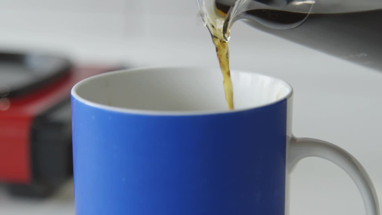 llenando café en una taza azul