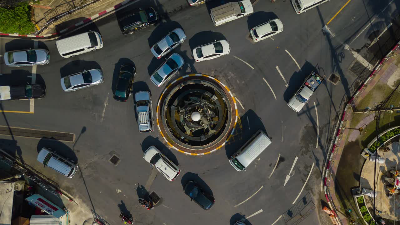 día soleado isla de phuket tráfico círculo de la calle vista aérea hacia abajo 4k lapso de tiempo tailandia